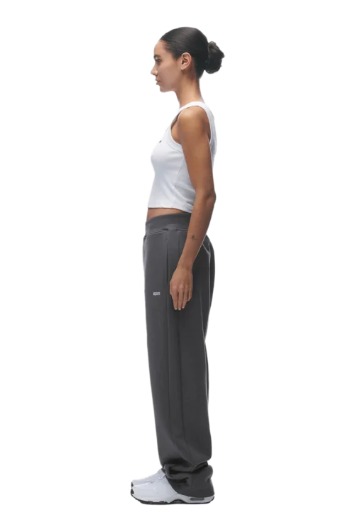 OPEN LEG JOGGER ANTHRACITE(Open Leg Jogger Anthrazit) 12 OPEN LEG JOGGER ANTHRACITE(Open Leg Jogger Anthrazit) -Simple Daily Wear Store 2673x4009 6PM 0025 22230330 6PM NOS23 Look 57 1004 min