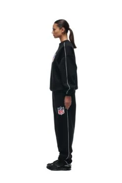 SHIELD LOGO CREWNECK BLACK(Shield Logo Crewneck Black) 10 SHIELD LOGO CREWNECK BLACK(Shield Logo Crewneck Black) -Simple Daily Wear Store 2673x4009px 6pm NFL ECOM 0056 20231024 6PM NFL ECOM LOOK 13 786