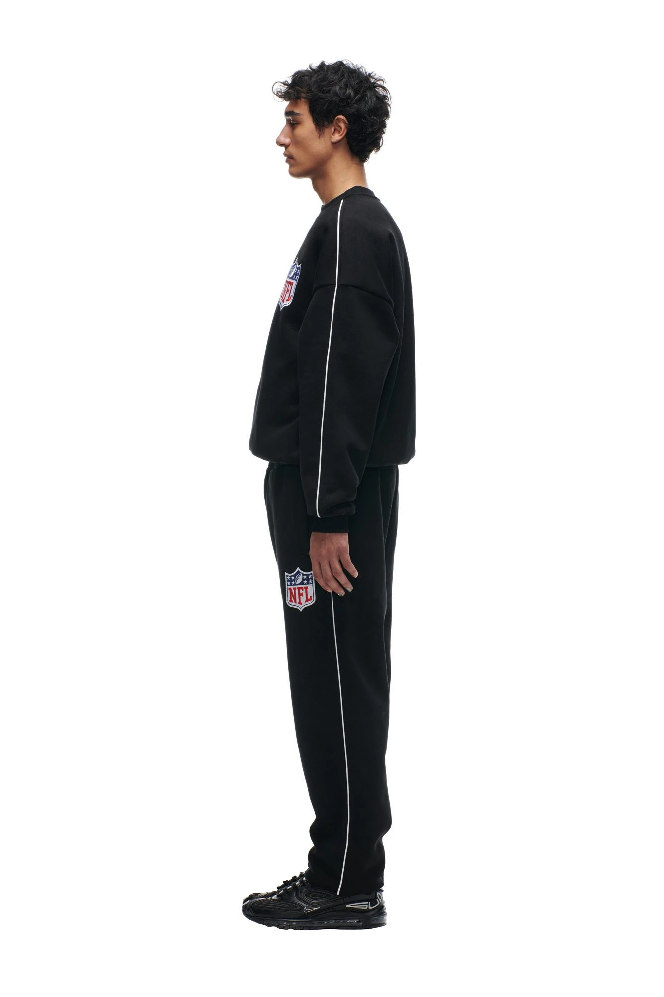 SHIELD LOGO CREWNECK BLACK(Shield Logo Crewneck Black) 2 SHIELD LOGO CREWNECK BLACK(Shield Logo Crewneck Black) - Image 2